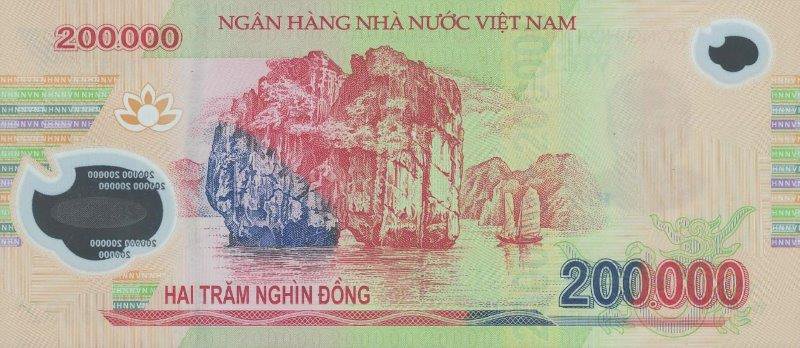 Reverse of the 200,000 đồng Vietnamese polymer banknote: detailed engraving of Đỉnh Hương rock in Hạ Long Bay, a slim limestone karst pillar standing in front of larger islets, with a traditional Vietnamese sailing junk to the right, on a red-pink polymer ground