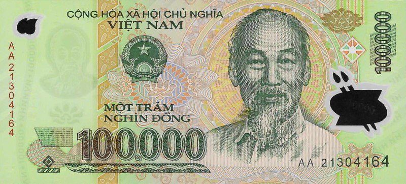 Obverse of the 100,000 đồng Vietnamese polymer banknote: engraved portrait of Hồ Chí Minh, State Emblem of Vietnam, denomination "100.000" and the legend "MỘT TRĂM NGHÌN ĐỒNG" on a green polymer ground, with a clear transparent window at the left (serial AA 21304164)